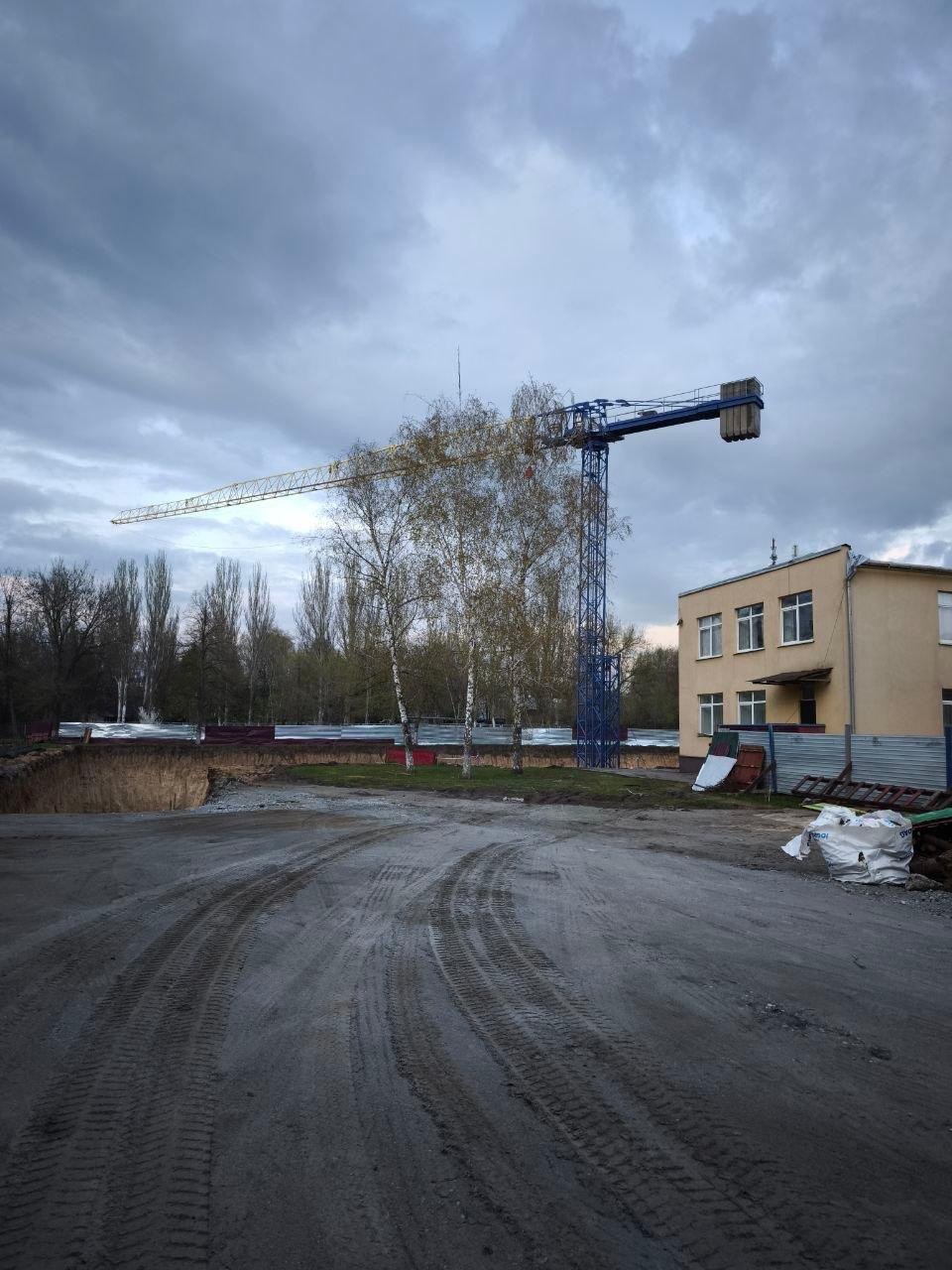 Баштовий кран біля ЖК