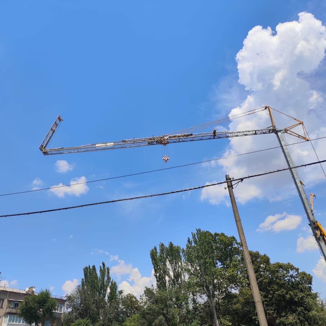 Стріла баштового крану проти блакитного неба