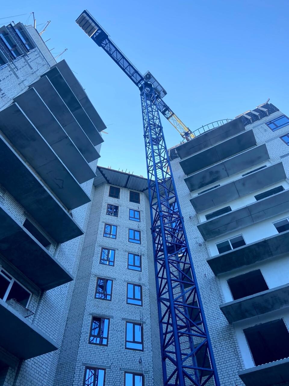 Синій баштовий кран Benazzato CBF 50 на будівництві ЖК