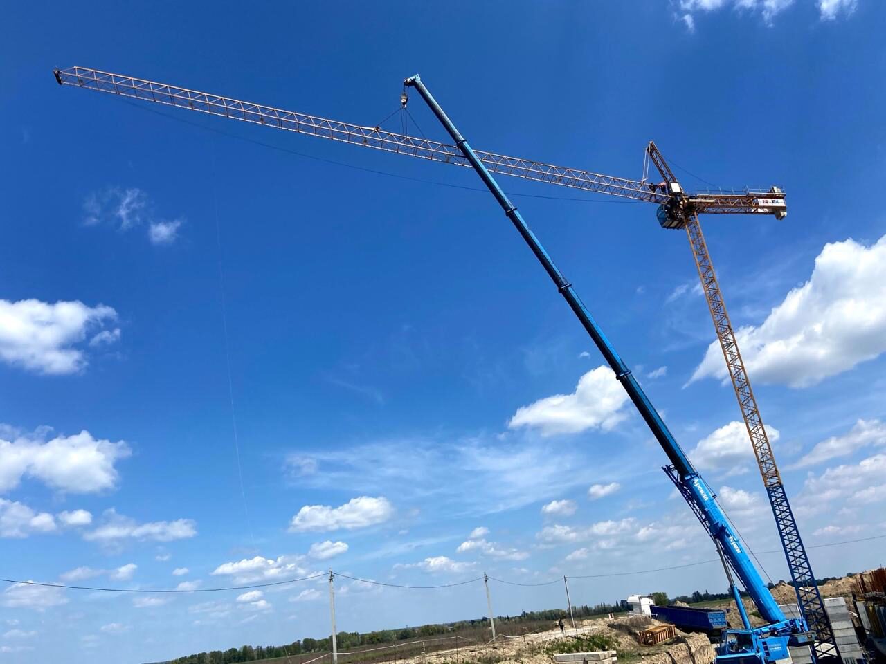 Кран на старті будівництва